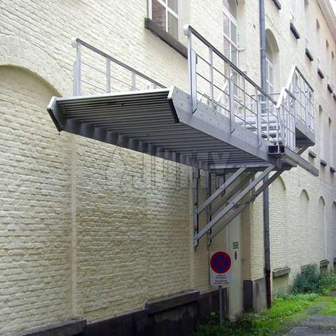 Trappen met ophaalbare traparm Counterbalanced trap met ophaalbare traparm voor een optimaal gebruik van de ruimte en een anti-inbraak protectie.